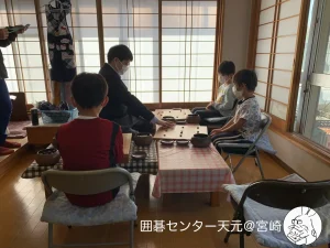 関達也プロの囲碁講座と指導碁会の様子