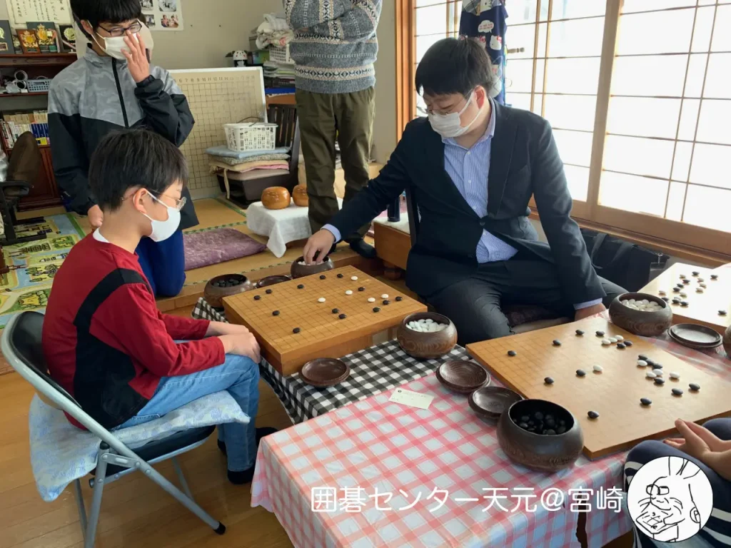 関達也プロの囲碁講座と指導碁会の様子