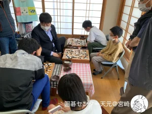 関達也プロの囲碁講座と指導碁会の様子