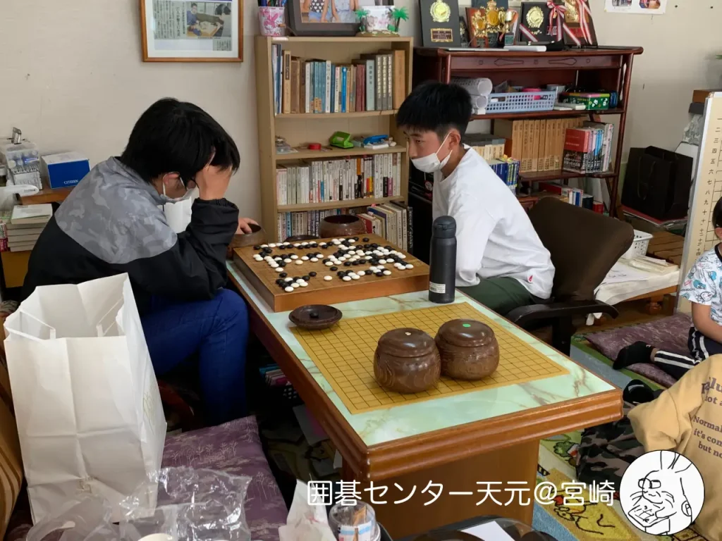 関達也プロの囲碁講座と指導碁会の様子