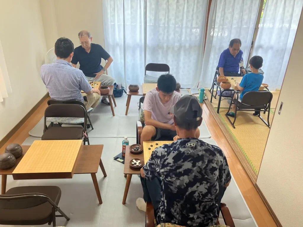 囲碁を楽しむ子どもたちの様子
